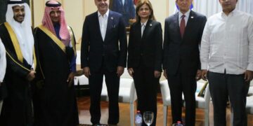 Presidente Abinader recibe en su despacho al ministro de Turismo de Arabia Saudita