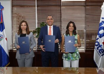 Indotel y Altice Dominicana firman acuerdo que autoriza el servicio móvil en 30MHz y entrega los correspondientes certificados de licencia