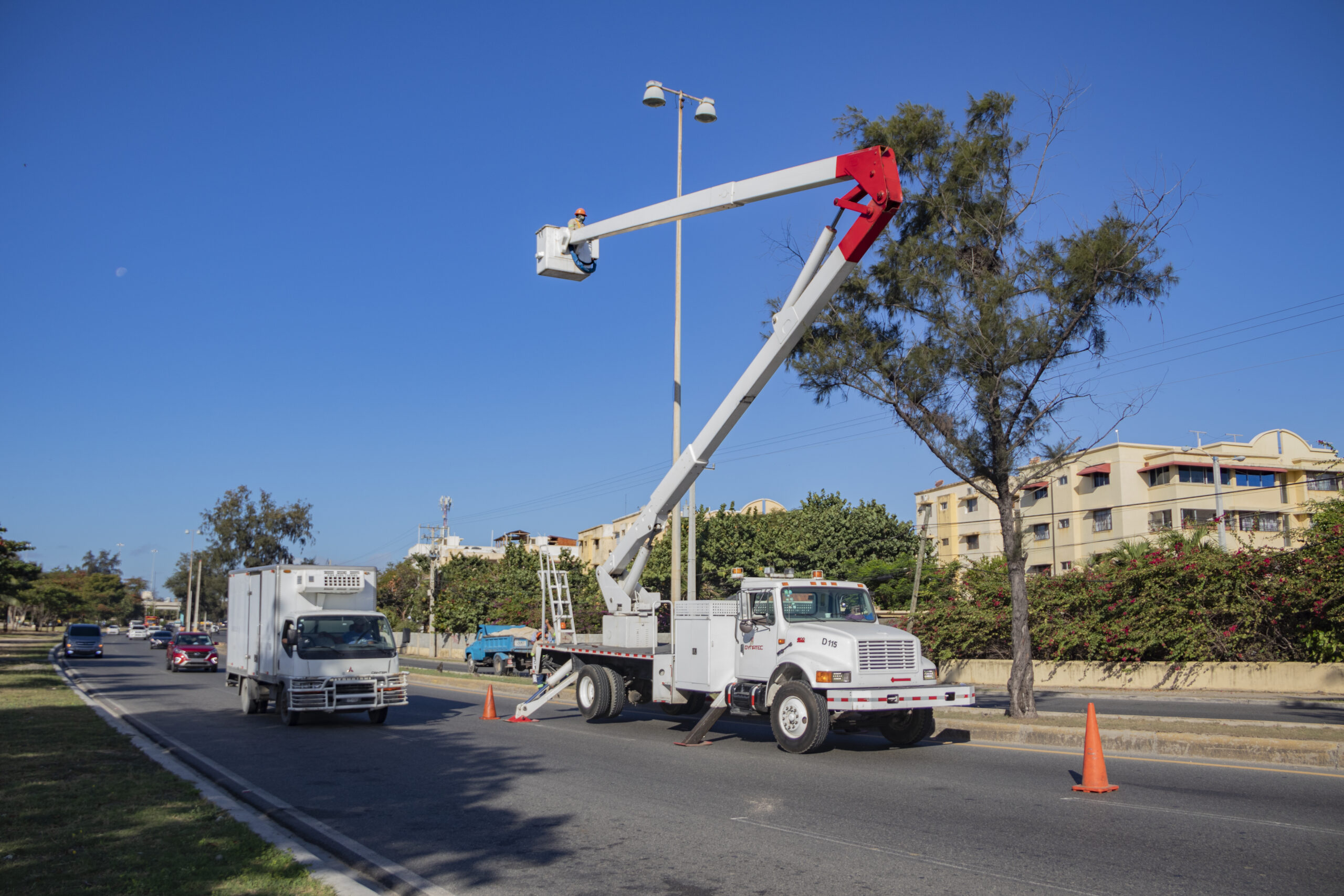 Edesur inicia iluminación de la autopista 30 de Mayo