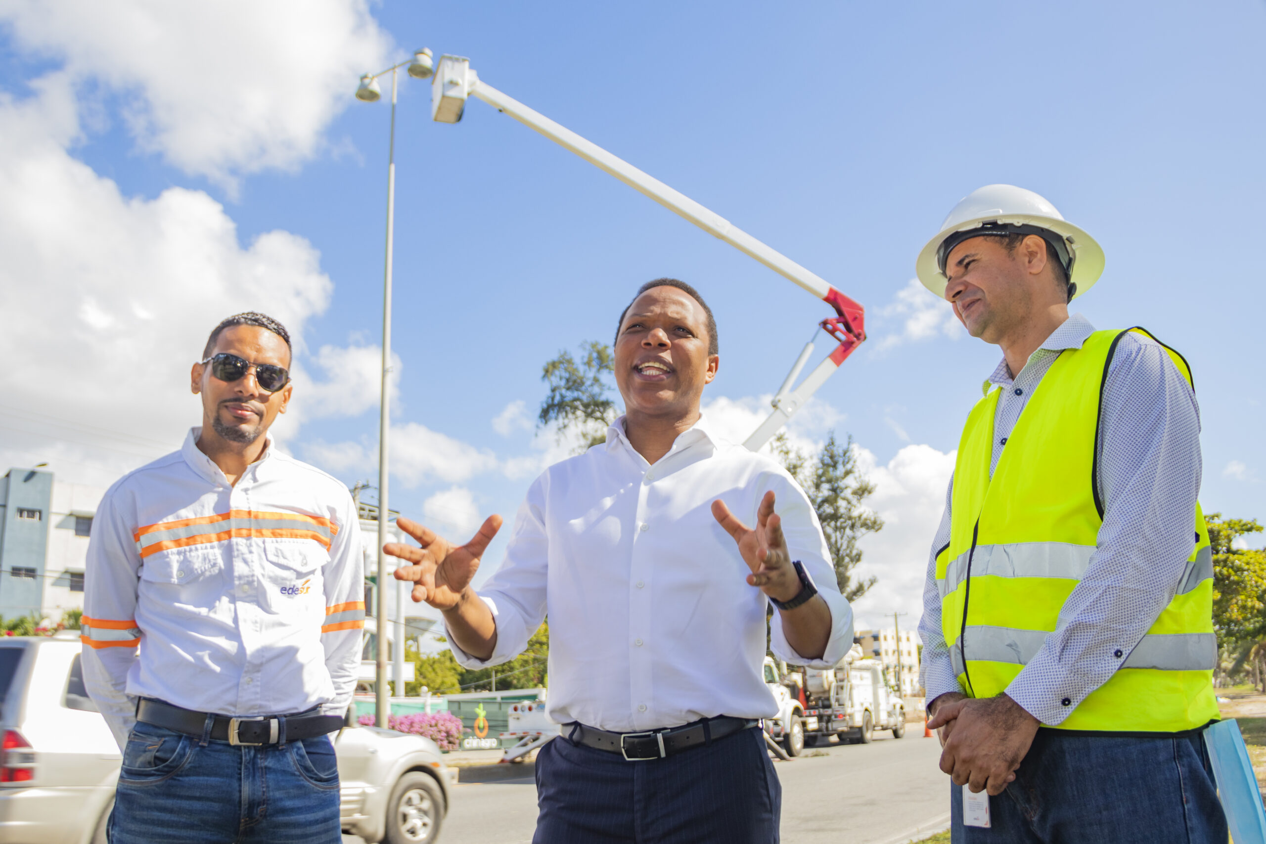 Edesur inicia iluminación de la autopista 30 de Mayo