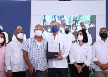 Presidente Abinader entrega 2,832  títulos de propiedad en dos días a familias pobres