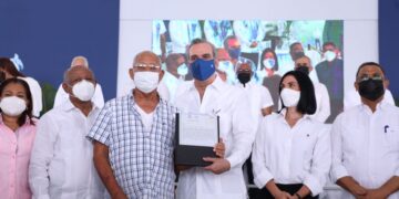 Presidente Abinader entrega 2,832  títulos de propiedad en dos días a familias pobres