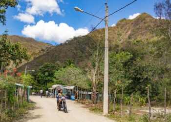 Edesur ilumina la turística zona El Recodo, tras 30 años con su principal vía apagada
