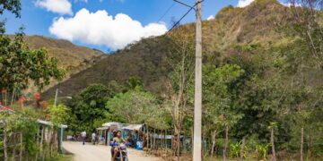 Edesur ilumina la turística zona El Recodo, tras 30 años con su principal vía apagada