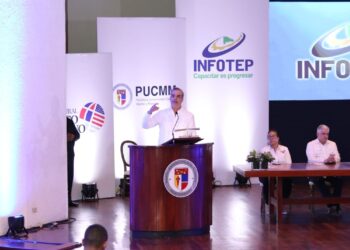 Presidente califica de proyecto educativo revolucionario acuerdo INFOTEP, PUCMM y Domínico