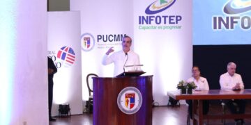 Presidente califica de proyecto educativo revolucionario acuerdo INFOTEP, PUCMM y Domínico