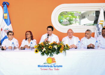 Ministro de Turismo presenta diseño  del Pueblo de los Pescadores, en Las Terrenas