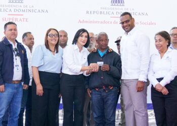 Primera dama inaugura obras prometidas por el presidente en Las Matas de Farfán