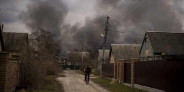 Afirman que las fuerzas rusas intensifican bombardeos contra Ucrania