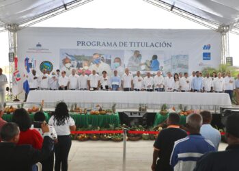 Presidente  entrega más de 600 títulos de propiedad a familias pobres en Boyá