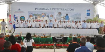 Presidente  entrega más de 600 títulos de propiedad a familias pobres en Boyá