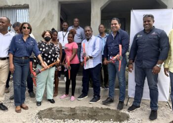 Tony Peña da primer picazo para la reparación de varias viviendas en Barahona