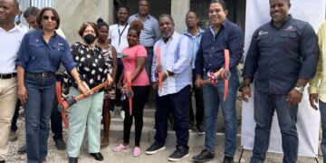 Tony Peña da primer picazo para la reparación de varias viviendas en Barahona