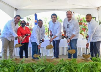 Ministro de Turismo deja iniciada construcción acceso a playa Saladilla en Barahona