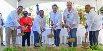 Ministro de Turismo deja iniciada construcción acceso a playa Saladilla en Barahona
