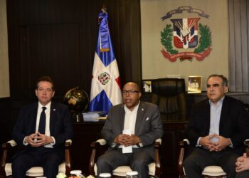 Pacheco recibe propuesta de industriales sobre proyecto ley tasa cero para productos canasta básica