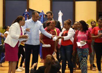 Indotel entrega Canasta Digital Social a 2,000 mujeres  beneficiarias del programa SUPÉRATE