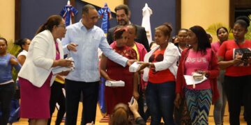 Indotel entrega Canasta Digital Social a 2,000 mujeres  beneficiarias del programa SUPÉRATE