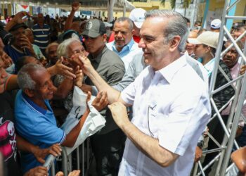 Abinader entrega RD$92 millones a 750 pequeños y medianos empresarios de Sto. Dgo.