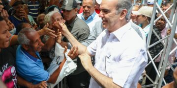 Abinader entrega RD$92 millones a 750 pequeños y medianos empresarios de Sto. Dgo.