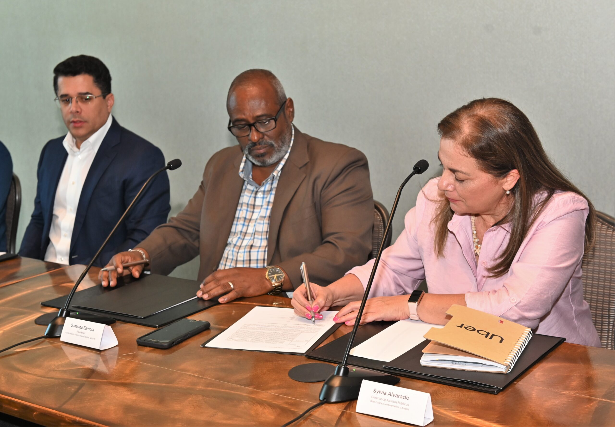 Uber y CODOTATUR logran acuerdo para taxis turísticos en Punta Cana