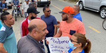 Comunitarios demandan construcción de carretera en Hermanas Mirabal
