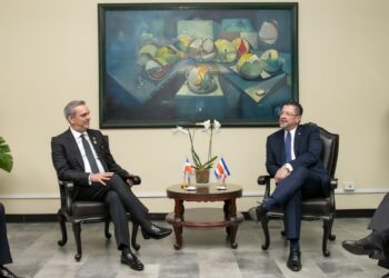 Presidente  llega a Costa Rica; de inmediato realiza actividades agendadas