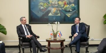 Presidente  llega a Costa Rica; de inmediato realiza actividades agendadas