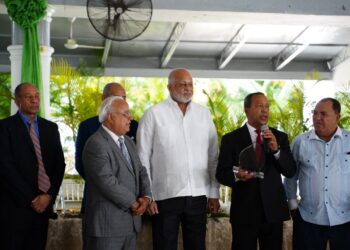 Club Los Prados reconoce los aportes del ministro Roberto Fulcar a la educación y el deporte