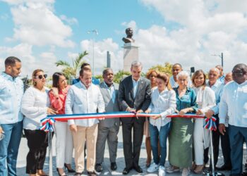 Conmemoran aniversario fallecimiento Peña Gómez con la inauguración de la renovada plazoleta en su memoria