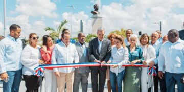 Conmemoran aniversario fallecimiento Peña Gómez con la inauguración de la renovada plazoleta en su memoria