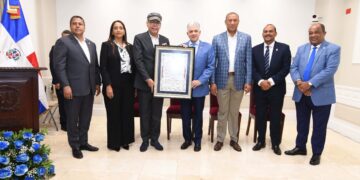 El Senado de la República reconoce a Fernando Villalona por sus 50 años en la música