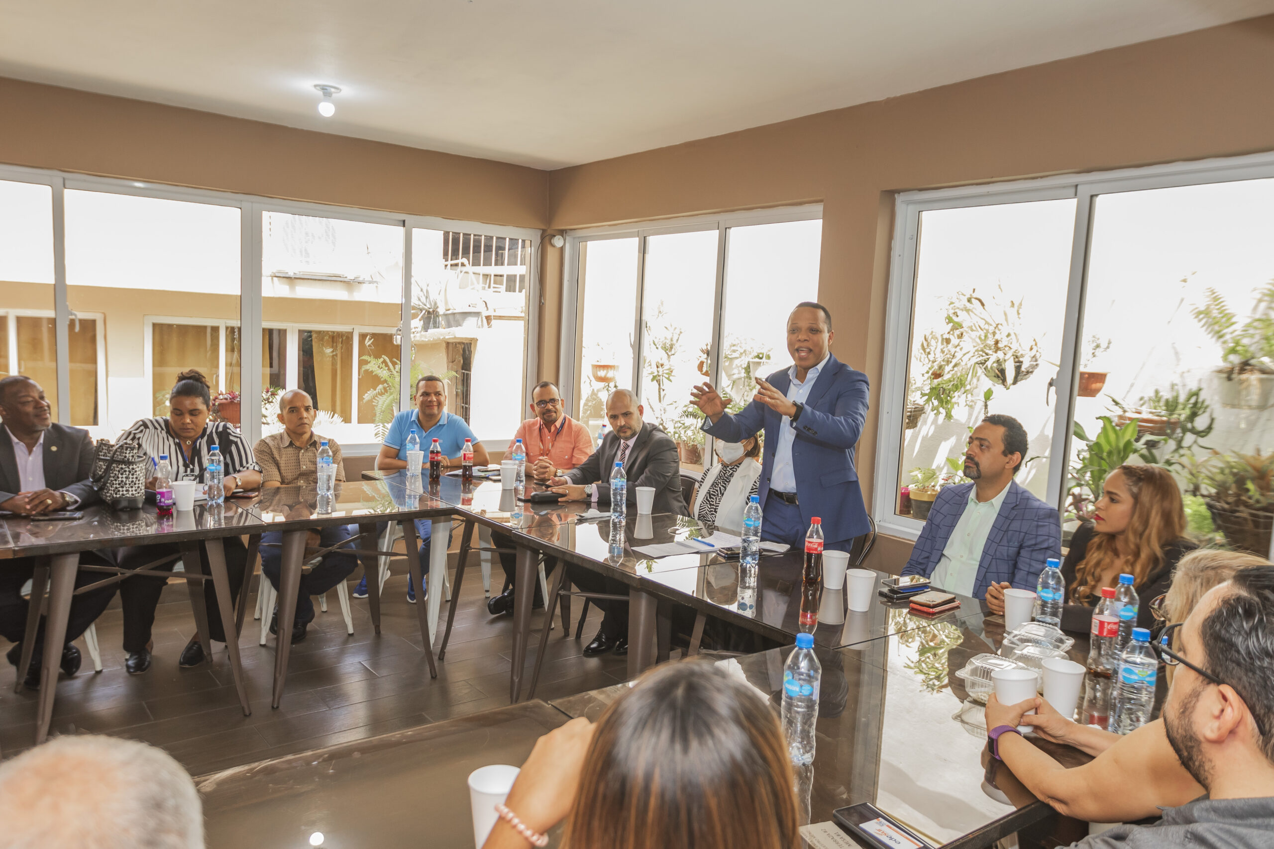 Administrador de Edesur se reúne con comerciantes y empresarios de Peravia