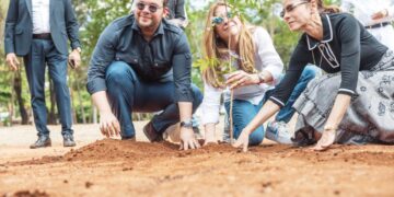 ADN devela tarja y siembra de árboles en el Mirador Sur en homenaje a Orlando Jorge Mera
