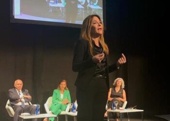 Alcaldesa Mejía destaca la recuperación de los espacios públicos en Foro de Ciudades en Madrid