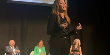 Alcaldesa Mejía destaca la recuperación de los espacios públicos en Foro de Ciudades en Madrid