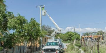 Edesur trabaja para iluminar y electrificar cuatro comunidades en Las Matas de Farfán