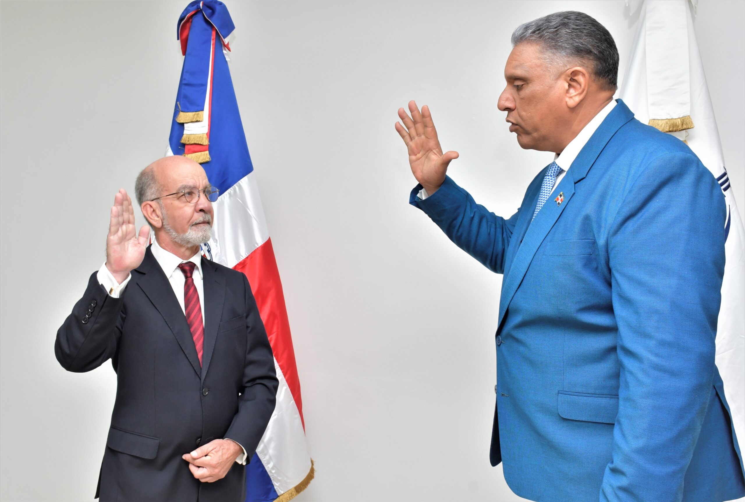 Ministro de Interior juramenta a Daniel Pou como director del Centro Análisis de DatosPou