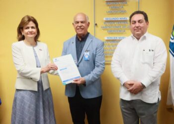 Vicepresidenta recibe certificado garantía reparación de techos y otras obras en Hospital Darío Contreras