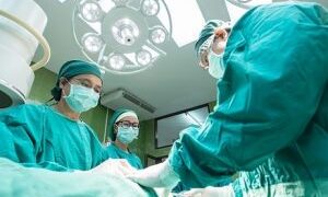 Paralizaron las cirugías en clínicas privadas para 15 seguros médicos