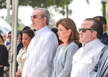 Presidente Abinader entrega 30 ambulancias equipadas  servicios de emergencias