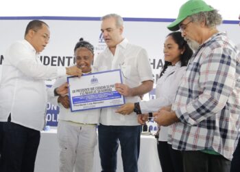Presidente Abinader entrega 100 viviendas en El Factor con inversión superior a los RD$61 millones