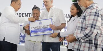 Presidente Abinader entrega 100 viviendas en El Factor con inversión superior a los RD$61 millones