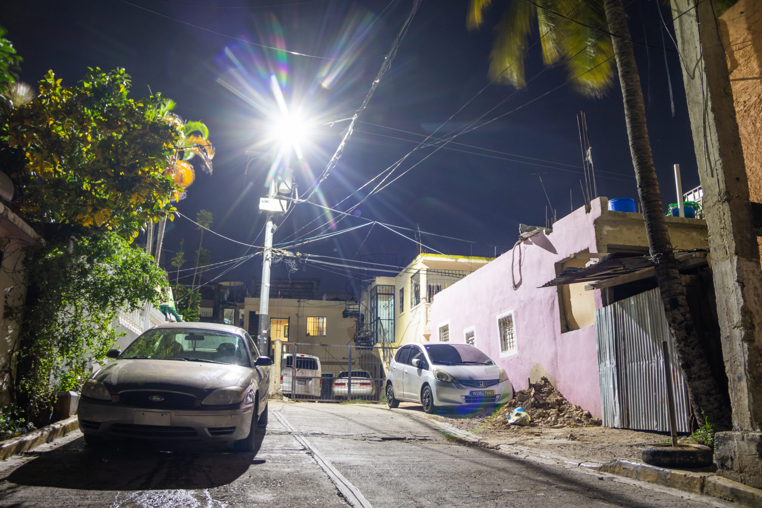 Edesur ilumina 24 sectores de «Los Kilómetros» de la Independencia con 300 luces
