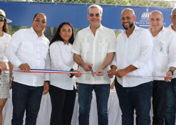 Presidente Abinader inaugura carretera Copeyito San Rafael en María Trinidad Sánchez