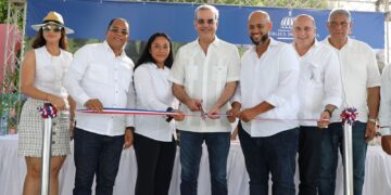 Presidente Abinader inaugura carretera Copeyito San Rafael en María Trinidad Sánchez
