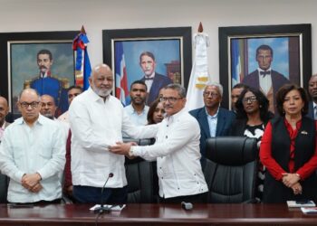 Ministro de Educación recibe a la Asociación de Profesionales,  tratan sobre salario