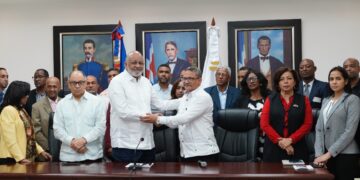 Ministro de Educación recibe a la Asociación de Profesionales, tratan sobre salario