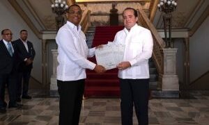 Palacio Nacional de RD ya tiene su título de propiedad definitivo; José Paliza recibe el documento