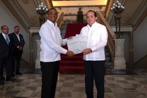 Palacio Nacional de RD ya tiene su título de propiedad definitivo; José Paliza recibe el documento